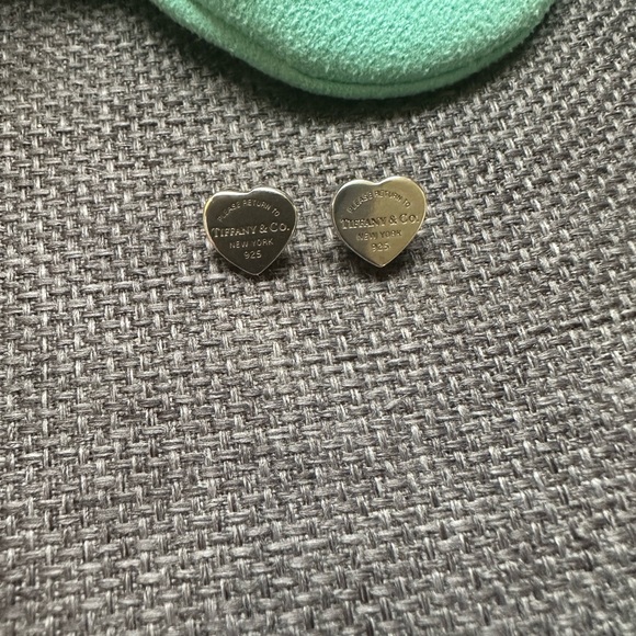 Tiffany & Co return to Tiffany heart earrings - Picture 2 of 5